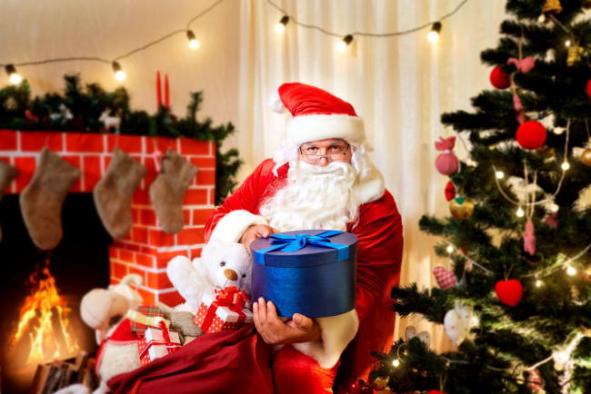 Обои картинки фото праздничные, дед мороз,  санта клаус, санта, мешок, коробки, подарки, елка