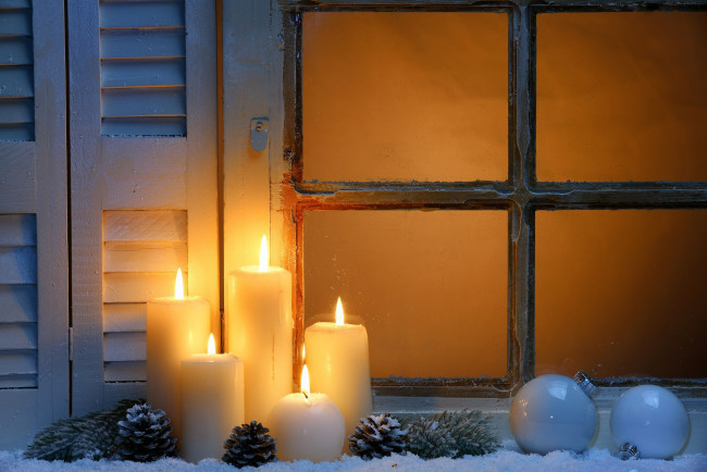 Обои картинки фото праздничные, новогодние свечи, огоньки, шишки, свечи, окно, шарики