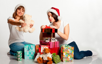 Картинка девушки -unsort+ снегурочки праздник игрушки шапки на полу две настроение пакеты майки плюшевые сидят рождество белый фон коробки новый год подарки джинсы радость