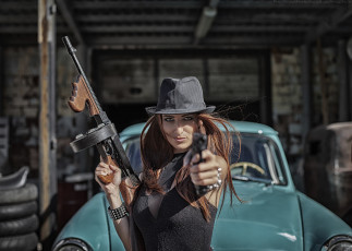 обоя девушки, - девушки с оружием, шатенка, шляпа, оружие, машина, сарай