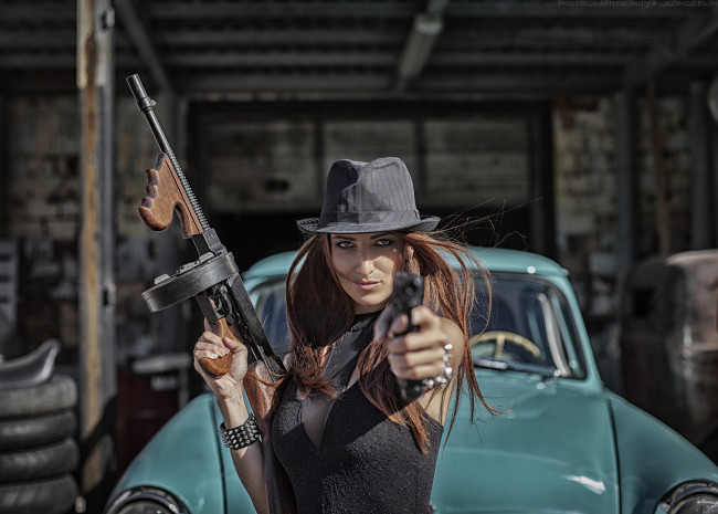 Обои картинки фото девушки, - девушки с оружием, шатенка, шляпа, оружие, машина, сарай