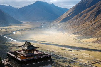 Картинка города -+буддийские+и+другие+храмы природа пейзаж тибет горы азия монастырь долина азиатская архитектура крыши река