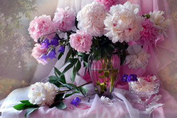 Картинка цветы пионы букет розовые белые ваза