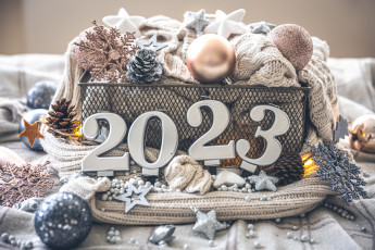 Картинка праздничные шары свитер новый год рождество елочные 2023 атмосфера праздника