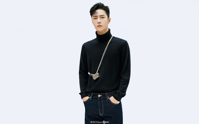 Обои картинки фото мужчины, wang yi bo, свитер, украшение, джинсы