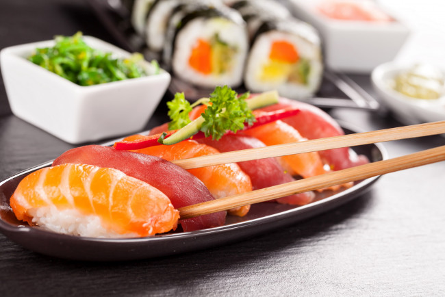 Обои картинки фото еда, рыба,  морепродукты,  суши,  роллы, японская, кухня, роллы, суши, ассорти