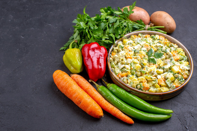 Обои картинки фото еда, салаты,  закуски, перец, морковь, картошка, салат, петрушка