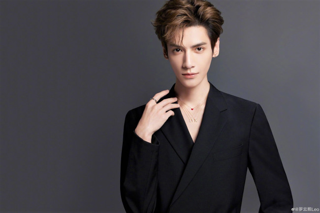 Обои картинки фото мужчины, luo yunxi, актер, пиджак, украшения