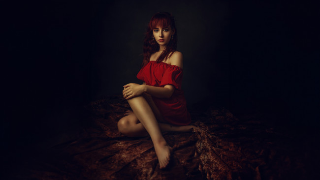Обои картинки фото девушки, - рыжеволосые и разноцветные, девушка, красное, платье, скрестив, ноги