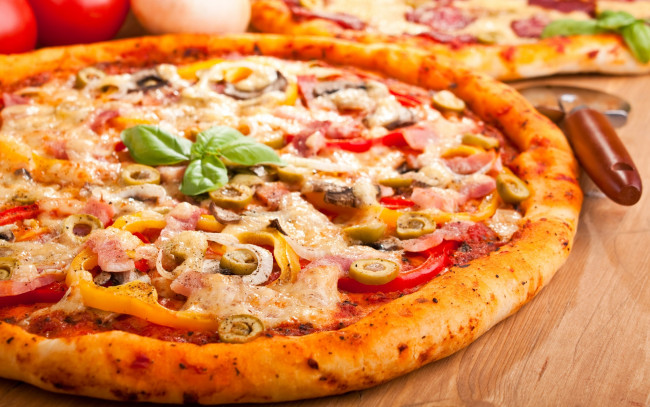 Обои картинки фото еда, пицца, перец, оливки, базилик