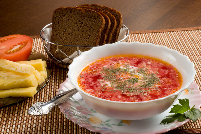 Обои картинки фото еда, первые, блюда, борщ, сметана, зелень, хлеб, сыр, помидор, тарелка, ложка