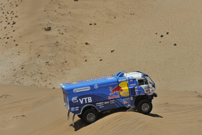 Обои картинки фото спорт, авторалли, синий, пустыня, дюна, камаз, dakar, rally, мастер, песок