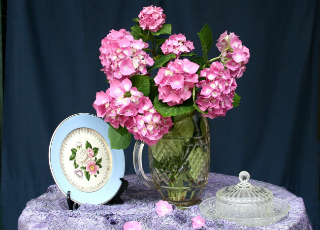 Обои картинки фото цветы, гортензия, тарелка, ваза, букет