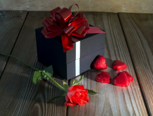 Картинка праздничные подарки+и+коробочки подарок бант розы сердечки конфеты