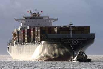 Картинка hanjin+baltimore корабли разные+вместе контейнеровоз буксир