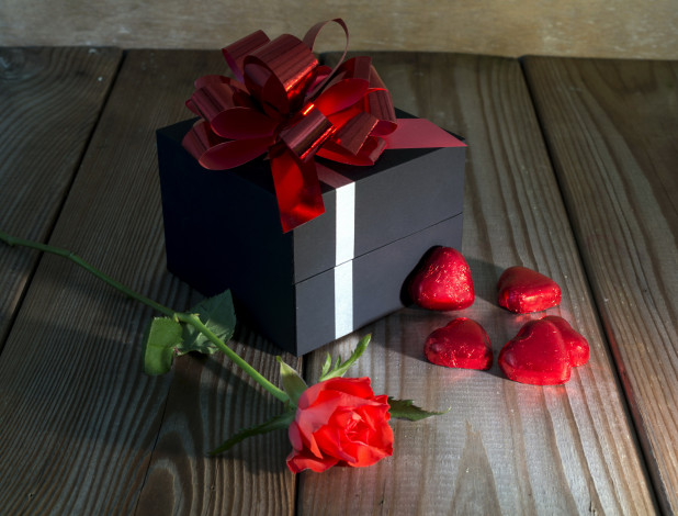 Обои картинки фото праздничные, подарки и коробочки, подарок, бант, розы, сердечки, конфеты