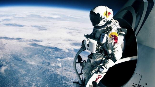 Обои картинки фото космос, астронавты, космонавты, земля, планета, стратосфера, red, bull, скафандр, прыжок