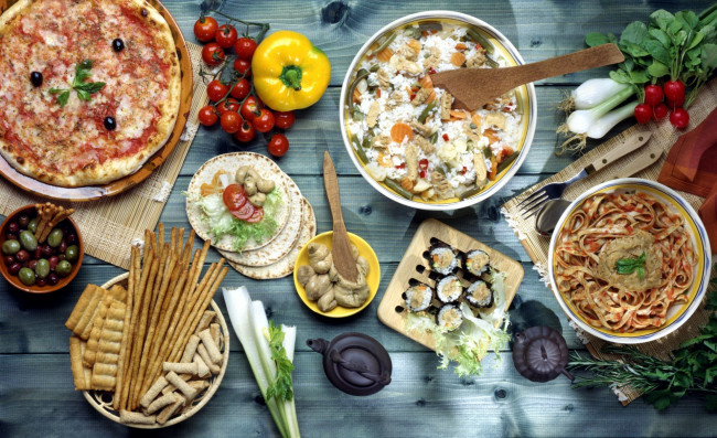 Обои картинки фото еда, разное, оливки, пицца, лепешки, макароны