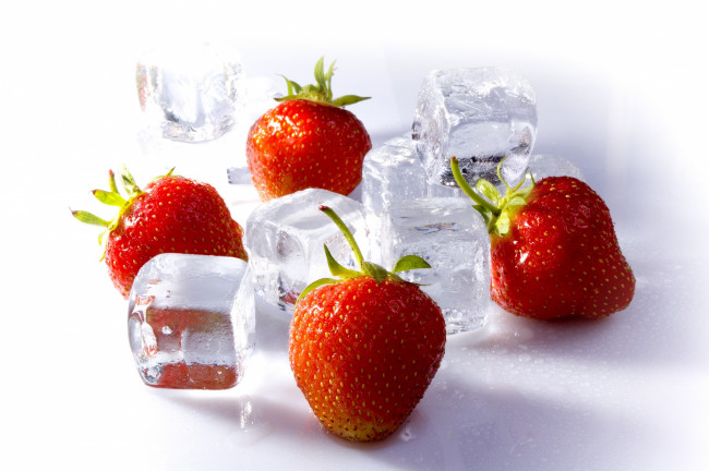 Обои картинки фото еда, клубника,  земляника, ягоды, лед