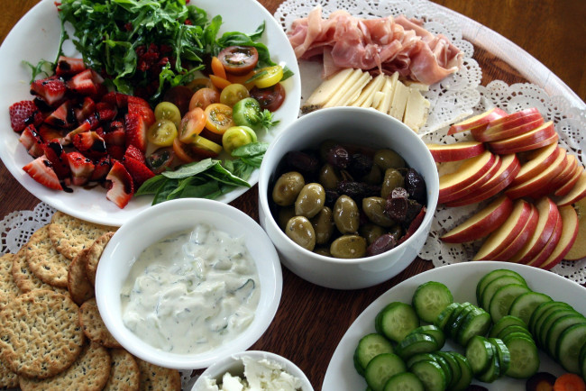 Обои картинки фото еда, разное, оливки, яблоки, сыр, ветчина, овощи, печенье