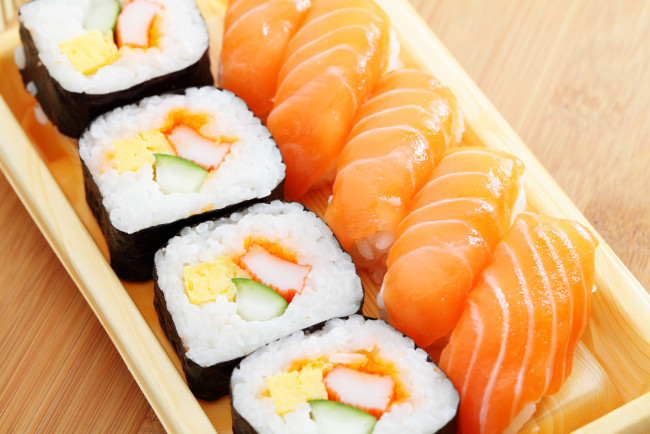 Обои картинки фото еда, рыба,  морепродукты,  суши,  роллы, лосось, роллы, кухня, японская