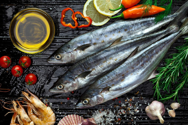 Обои картинки фото еда, рыба,  морепродукты,  суши,  роллы, розмарин, чеснок, креветки, масло