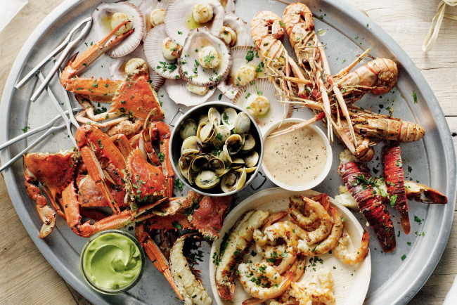 Обои картинки фото еда, рыбные блюда,  с морепродуктами, мидии, ассорти, устрицы, крабы, креветки