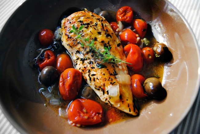 Обои картинки фото еда, рыбные блюда,  с морепродуктами, оливки, рыба, помидоры