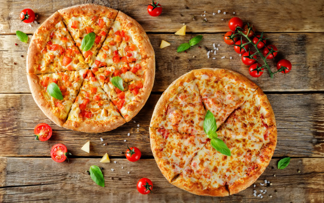 Обои картинки фото еда, пицца, пиццы, базилик, пармезан, wood, помидоры, сыр, томаты