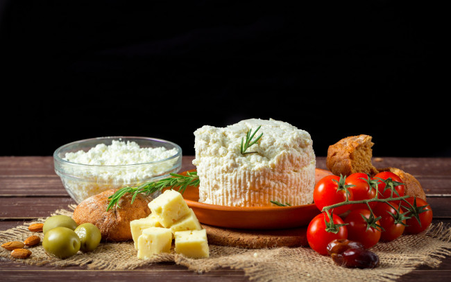 Обои картинки фото еда, сырные изделия, миндаль, оливки, помидоры, хлеб, тарелка, сыр, стол, томаты