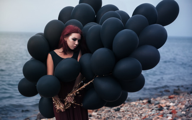 Обои картинки фото девушки, алисия чернова, alicia, chernova, воздушные, шары, побережье, рыжая