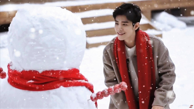 Обои картинки фото мужчины, xiao zhan, актер, пальто, шарф, снег, снеговик