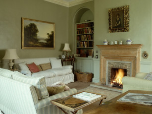 Картинка интерьер гостиная камин картины книги диван