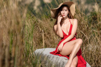 Картинка девушки -+азиатки камень азиатка шляпа поза красное платье