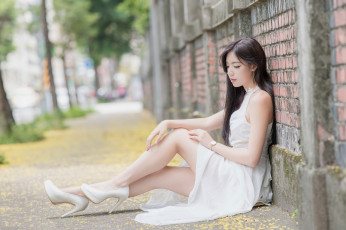 Картинка девушки kiki+hsieh азиатка поза платье