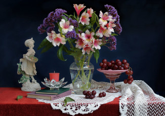 Картинка цветы букеты композиции альстромерия виноград статуэтка свеча книги
