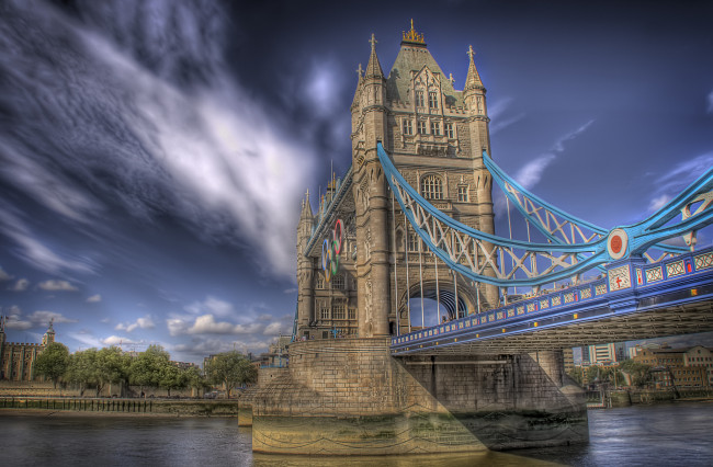 Обои картинки фото tower bridge, города, лондон , великобритания, мост, облака, река