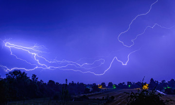 Картинка природа молния +гроза фермы забор поле фонарный столб небо