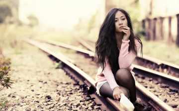 Картинка девушки -+азиатки девушка модель азиатка поза взгляд причёска брюнетка красотка рельсы железная дорога пальто