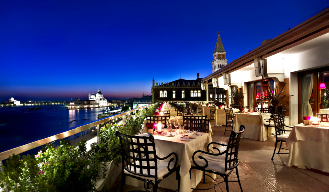 Обои картинки фото интерьер, кафе,  рестораны,  отели, терраса, столики, фонари, река, вечер