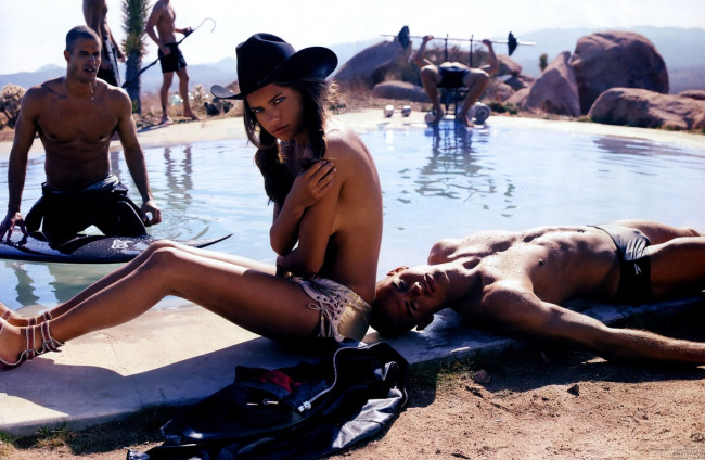 Обои картинки фото разное, мужчина женщина, adriana, lima, парни, бассейн, шляпа, шорты