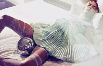 Картинка девушки liis+teller модель платье чулки шар постель