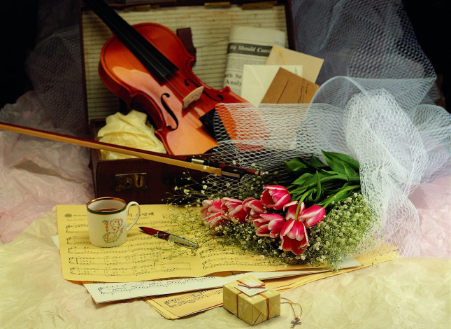 Обои картинки фото музыка, музыкальные, инструменты, скрипка, тюльпаны, чашка, ручка, ноты