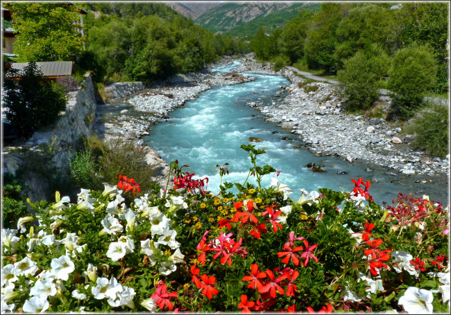 Обои картинки фото природа, реки, озера, франция, валуиз, река, берега, цветы, русло, деревья, камни