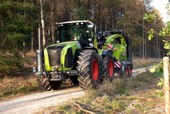 Обои картинки фото claas xerion 5000, техника, тракторы, трактор, дорога, лес