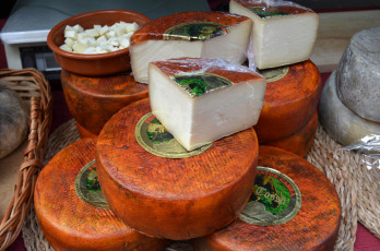 Картинка la+tossa+con+pimienta+roja еда сырные+изделия сыр