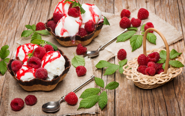 Обои картинки фото еда, мороженое,  десерты, ложки, листочки, малина, ягоды, десерт