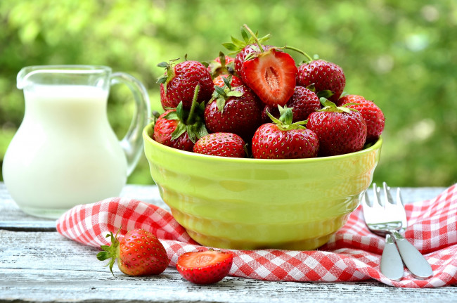 Обои картинки фото еда, клубника,  земляника, молоко, ягоды