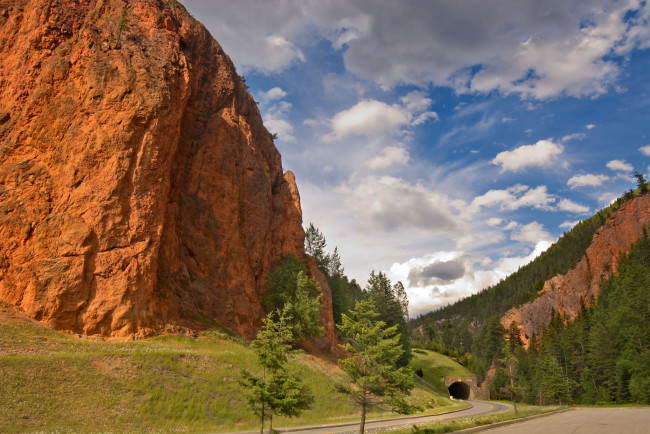 Обои картинки фото природа, горы, дорога, тоннель, скалы, небо, облака