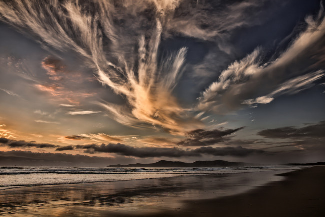 Обои картинки фото природа, облака, море, берег, небо